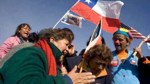 Familiares de los mineros celebran