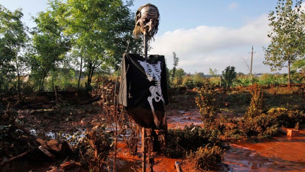 Símbolo de la muerte en medio del barro tóxico