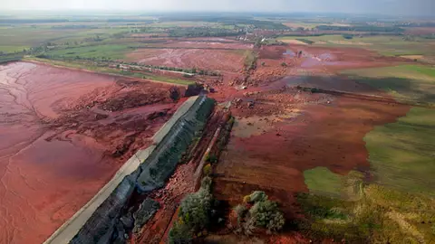 Imagen del dique roto en Hungría Imagen del dique roto en Hungría