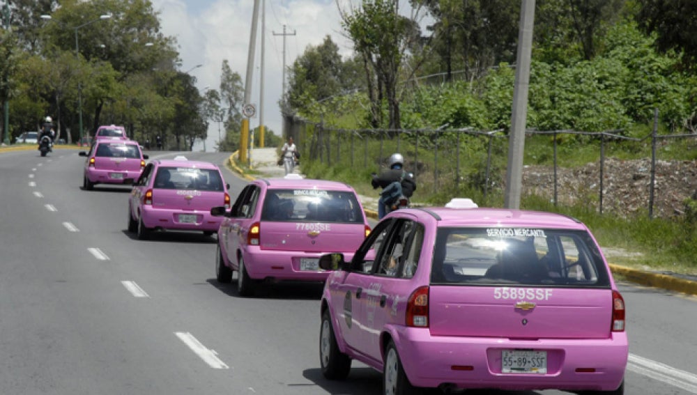 Servicio de taxis rosas para mujeres