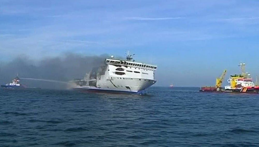 Extinción del fuego en un ferry