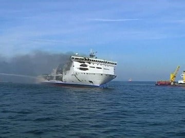 Extinción del fuego en un ferry