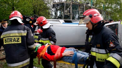 Al menos 38 muertos en Ucrania por el choque de un autobús y una locomotora