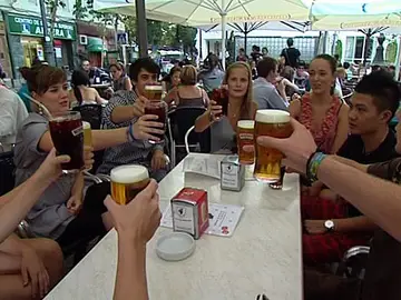 Erasmus brindan con cerveza Erasmus brindan con cerveza