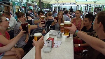 Erasmus brindan con cerveza