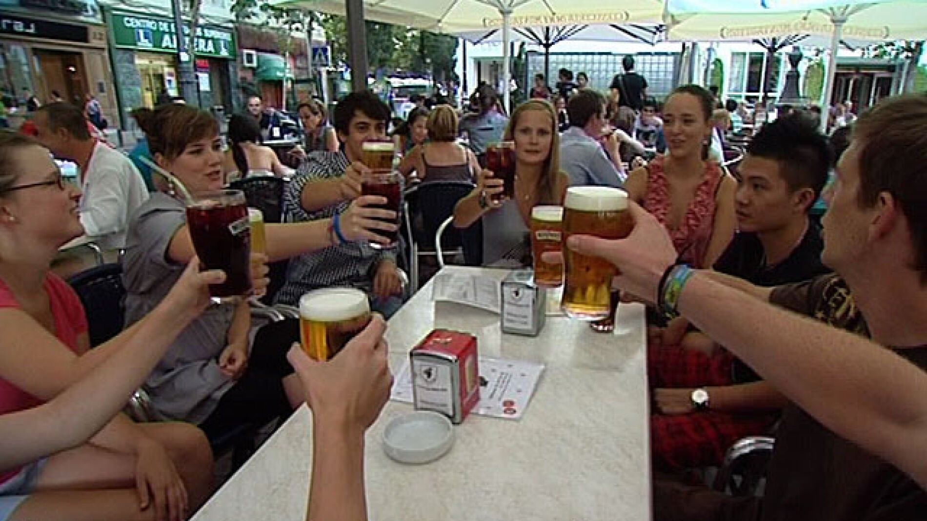 Erasmus brindan con cerveza