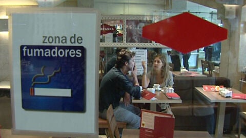 Zona para fumadores en un restaurante