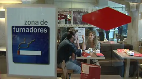 Zona para fumadores en un restaurante Zona para fumadores en un restaurante