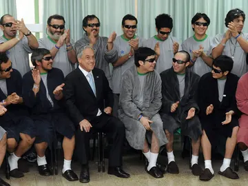 Piñera, en el hospital con los mineros Piñera, en el hospital con los mineros