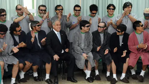 Piñera, en el hospital con los mineros Piñera, en el hospital con los mineros