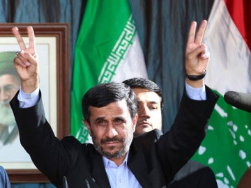 Ahmadineyad hace el signo de la victoria en el Líbano