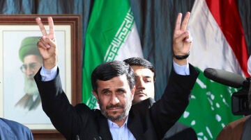 Ahmadineyad hace el signo de la victoria en el Líbano