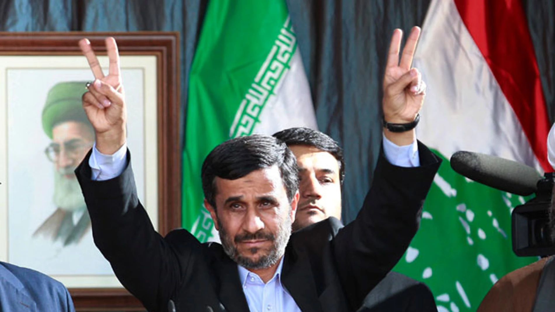 Ahmadineyad hace el signo de la victoria en el Líbano Ahmadineyad hace el signo de la victoria en el Líbano