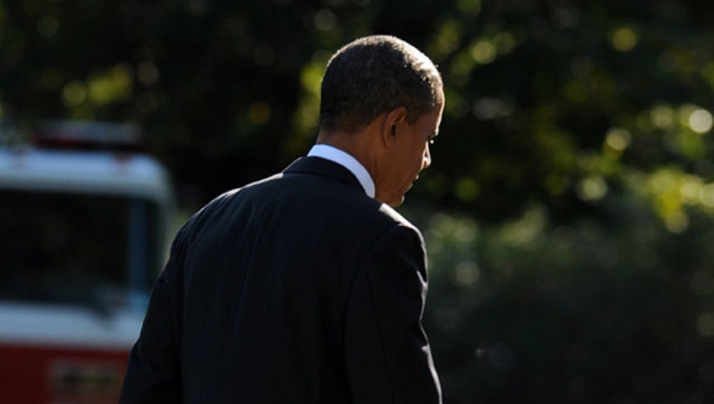 Barack Obama camina solo por el Ala Sur de la Casa Blanca