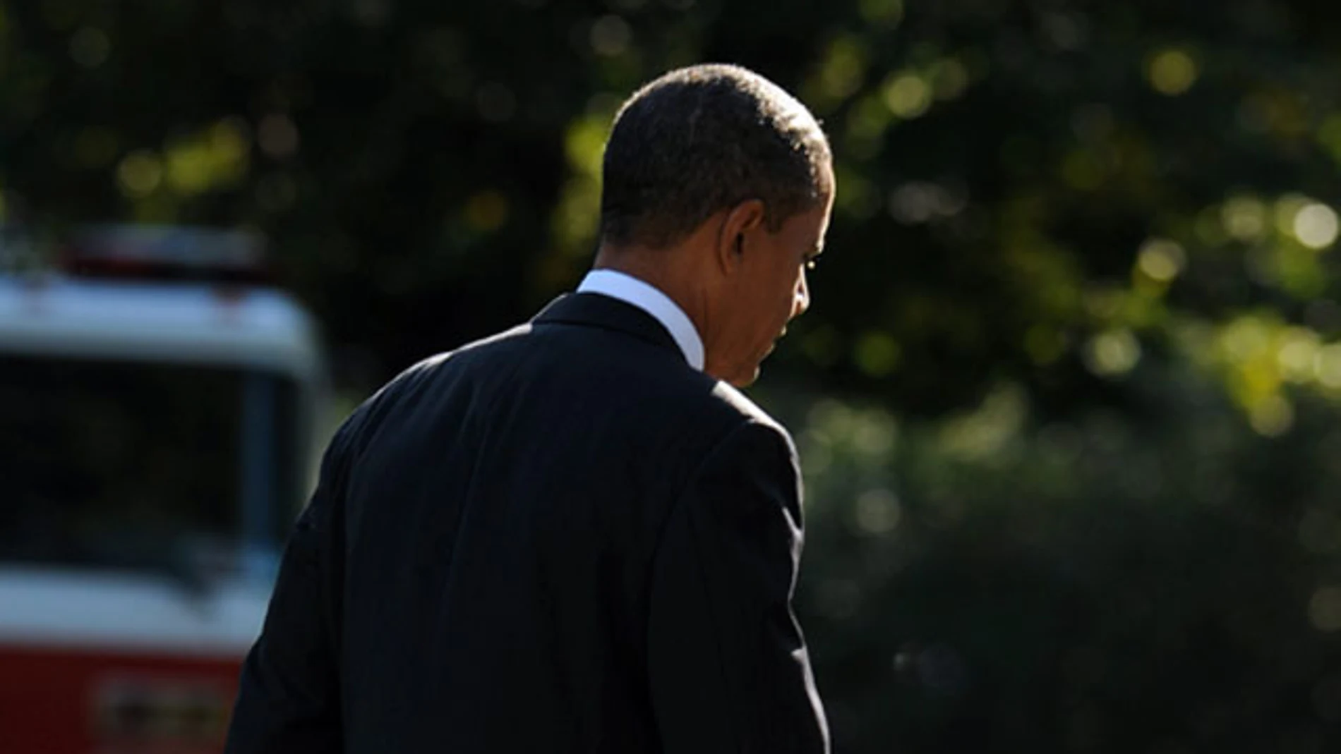 Barack Obama camina solo por el Ala Sur de la Casa Blanca Barack Obama camina solo por el Ala Sur de la Casa Blanca