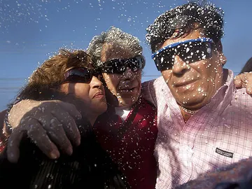 Mario Gómez abraza a dos personas al llegar a su hogar en Chile Mario Gómez abraza a dos personas al llegar a su hogar en Chile