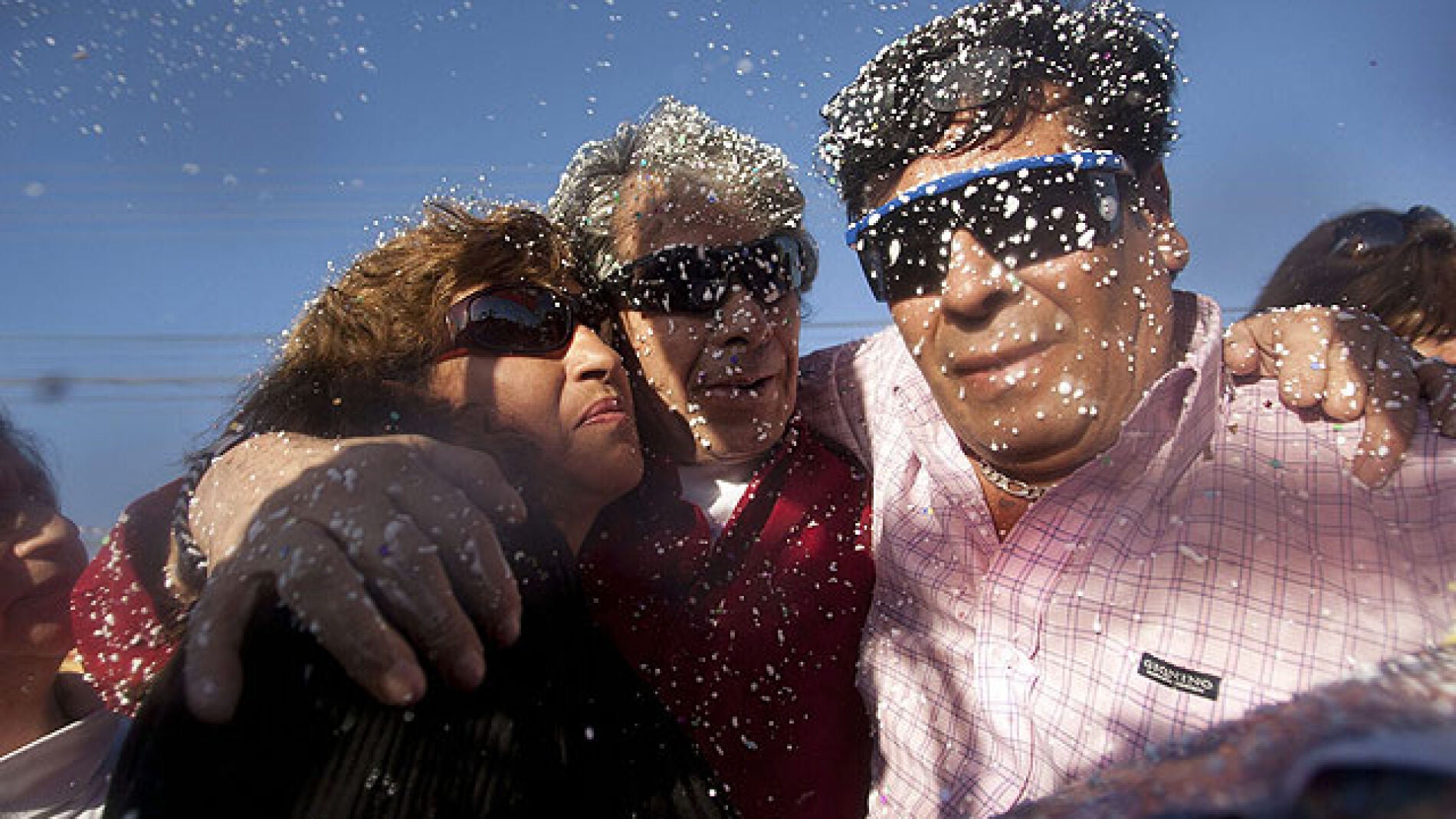 Mario G&oacute;mez abraza a dos personas al llegar a su hogar en Chile