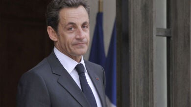 Sarkozy convoca un gabinete de crisis para abordar la rebaja de la deuda francesa