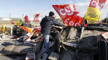 Piquetes bloquean el acceso a un depósito de gasolina