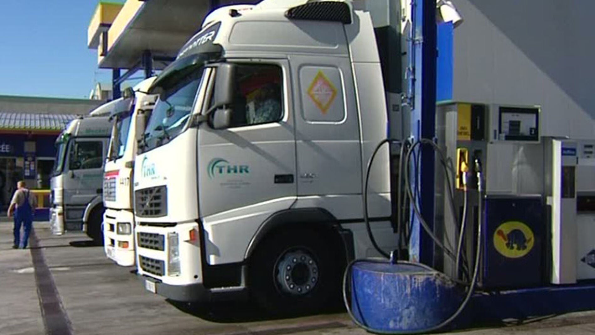 Camiones repostando en una gasolinera