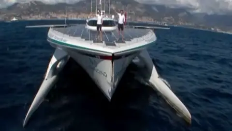 Catamarán impulsado por energía solar Catamarán impulsado por energía solar