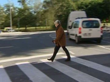 Una mujer cruza por un paso de peatones en Pamplona