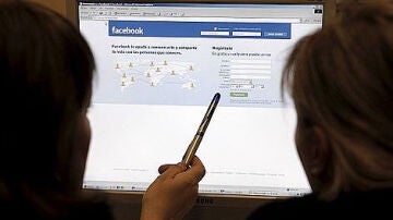 Le comunican una orden de alejamiento por Facebook