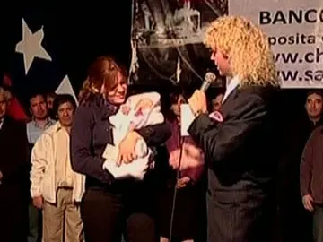 Los 33 mineros cenan con el empresario generoso Los 33 mineros cenan con el empresario generoso