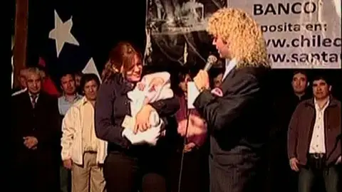 Los 33 mineros cenan con el empresario generoso Los 33 mineros cenan con el empresario generoso