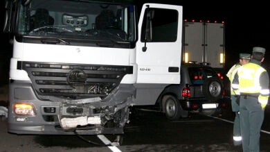 Dos muertos en el choque frontal entre un camión y todoterreno en Soria