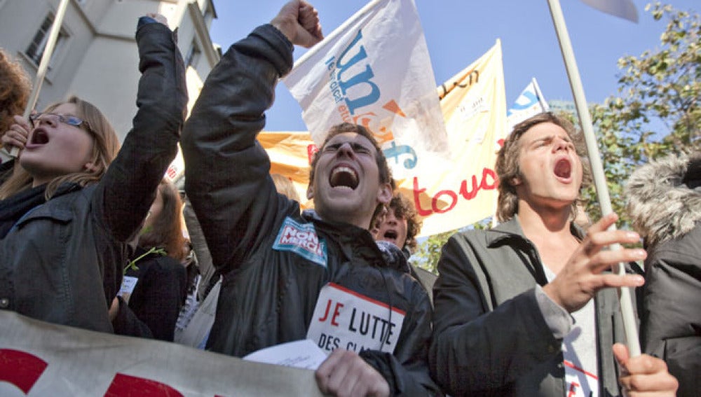 Estudiantes francesas se manifiestan en contra de la reforma de las pensiones