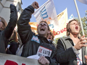 Estudiantes francesas se manifiestan en contra de la reforma de las pensiones