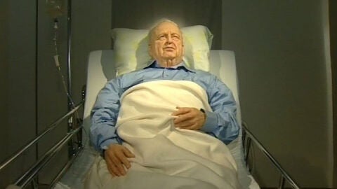 Ariel Sharon postrado en una cama