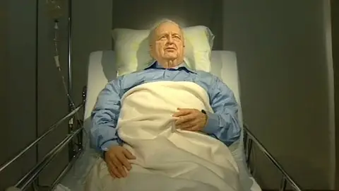 Ariel Sharon postrado en una cama Ariel Sharon postrado en una cama