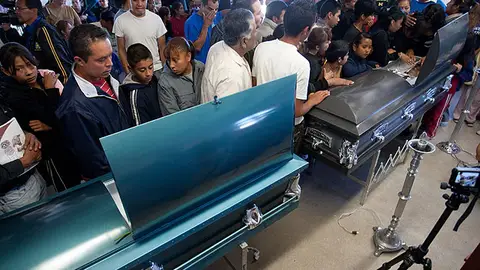 Masivo velatorio de las víctimas de la masacre Masivo velatorio de las víctimas de la masacre