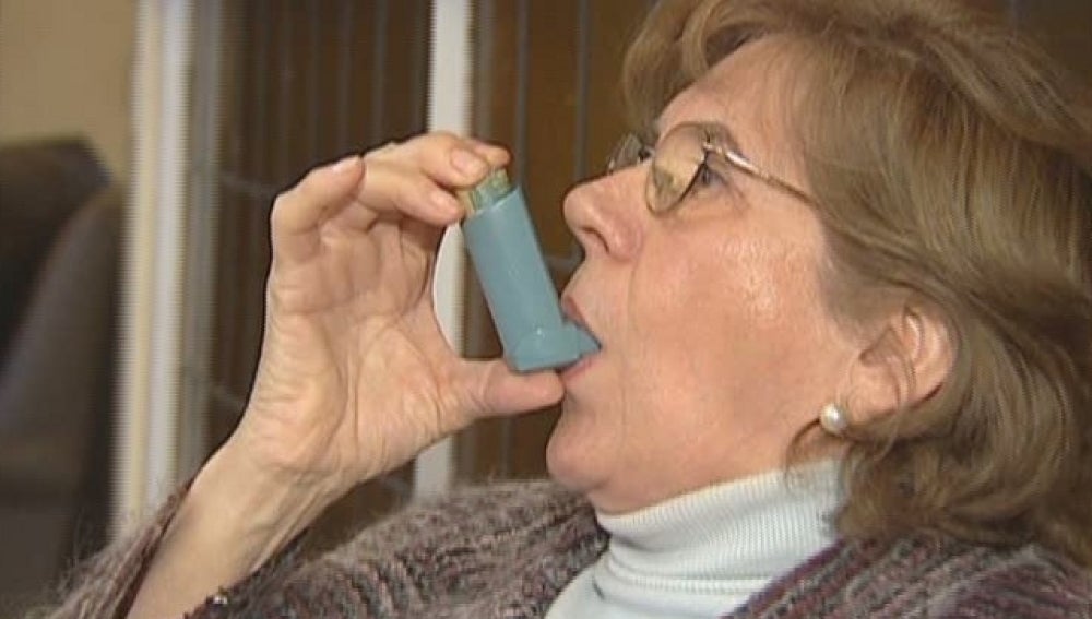 Una mujer con un medicamento para el asma
