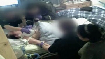 Una enfermera desconecta a su paciente del respirador