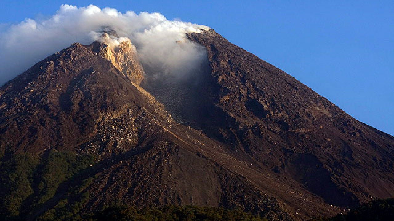 El volc n Merapi  vuelve a erupcionar tras las 38 muertes