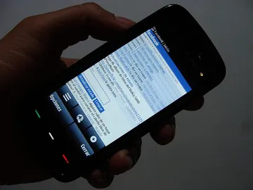 Un usuario de Facebook móvil Un usuario de Facebook móvil