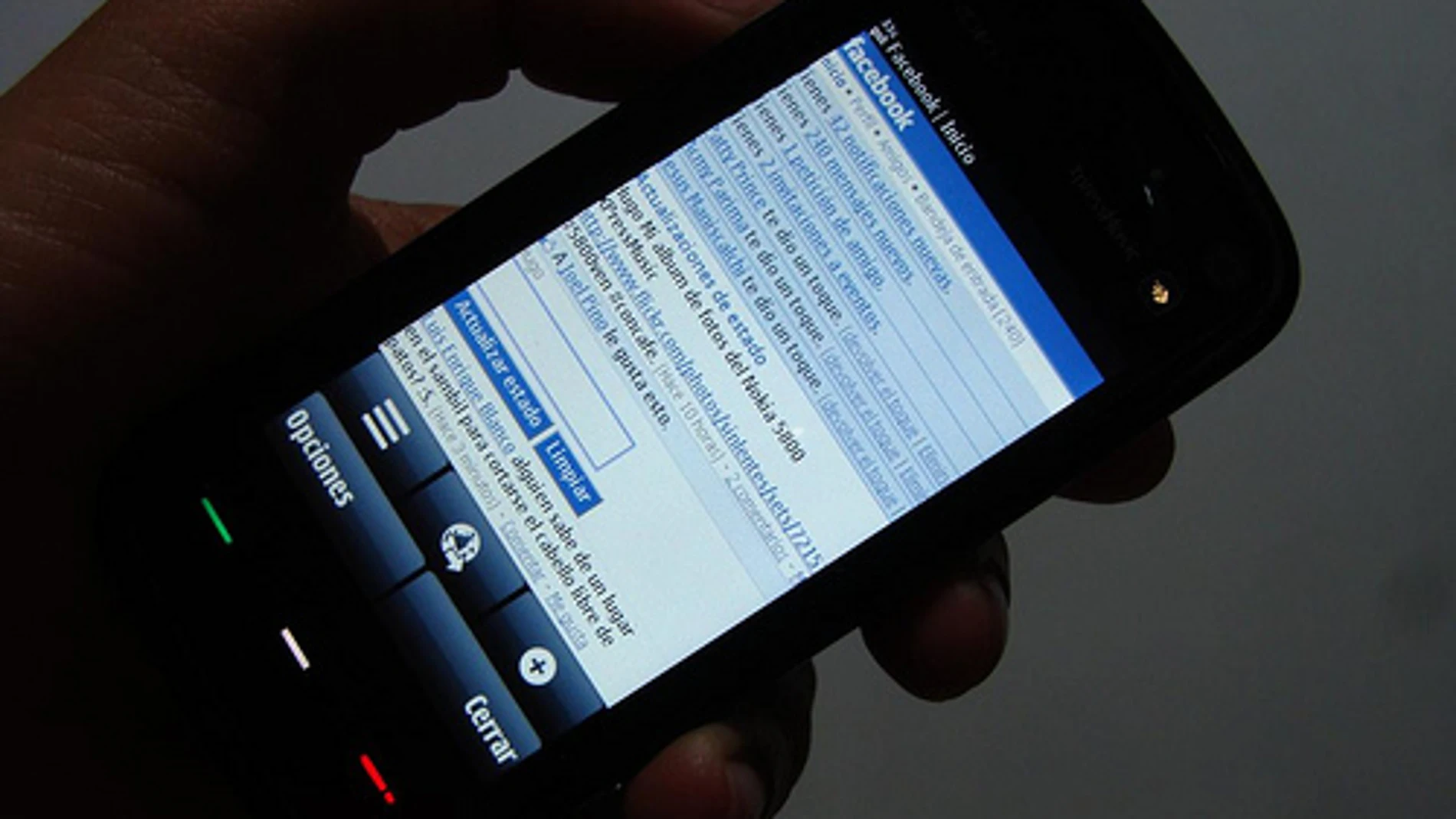 Un usuario de Facebook móvil Un usuario de Facebook móvil