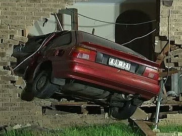 Un coche se empotra en una vivienda en Australia Un coche se empotra en una vivienda en Australia