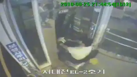 Muere al caer por el hueco del ascensor Muere al caer por el hueco del ascensor