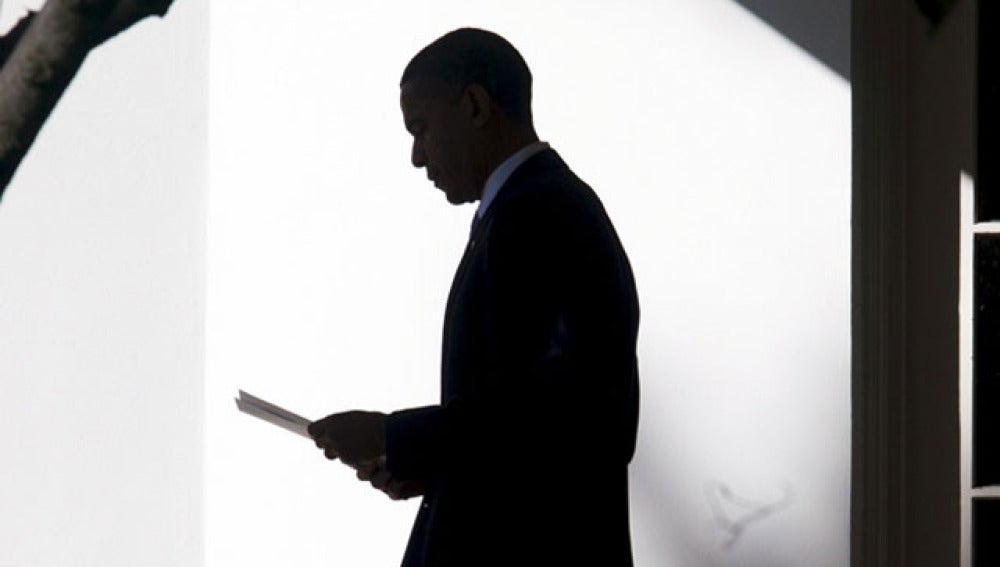 Obama se recorta contra la pared del Despacho Oval