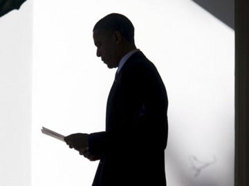 Obama se recorta contra la pared del Despacho Oval