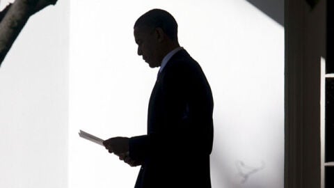 Obama se recorta contra la pared del Despacho Oval