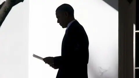 Obama se recorta contra la pared del Despacho Oval Obama se recorta contra la pared del Despacho Oval