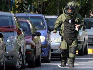 Un artificiero inspecciona los alrededores de una de las oficinas postales