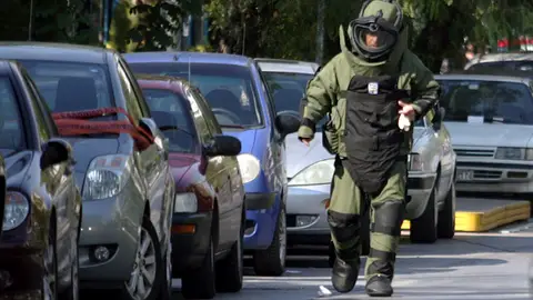 Un artificiero inspecciona los alrededores de una de las oficinas postales Un artificiero inspecciona los alrededores de una de las oficinas postales