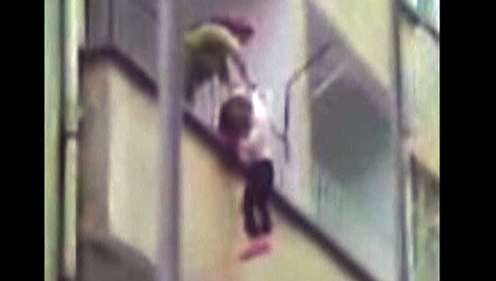 Descuelga a su hija desde un segundo piso