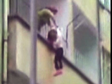 Descuelga a su hija desde un segundo piso Descuelga a su hija desde un segundo piso